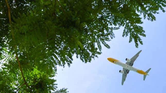 Ein kommerzielles Passagierflugzeug von Scoot landet am 2. Mai 2023 am Singapore Changi Airport in Singapur